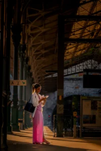 Two women at a railway station bathed in golden hour light (Kaks naist rongijaamas kuldse valguse käes)