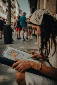 Woman sketching in public space, close-up of her hand and pen (Naine joonistab avalikus ruumis, esiplaanil tema käsi ja joonistus)