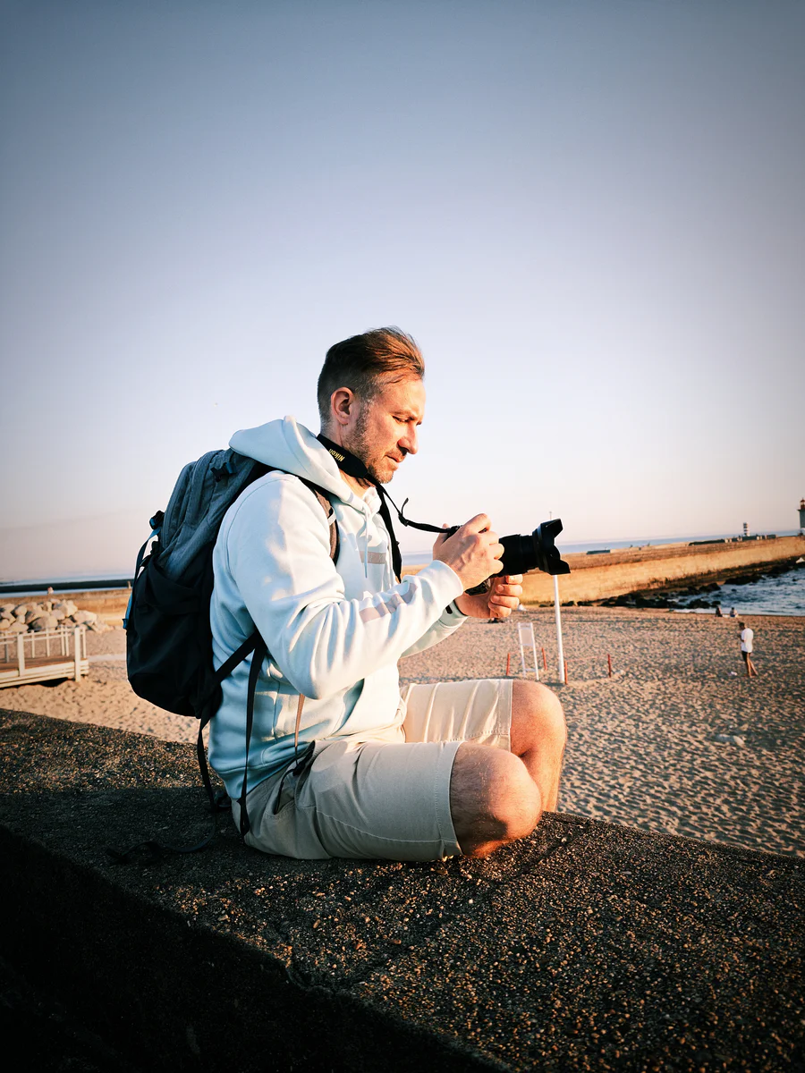 Anti Soosaar working with laptop by the sea at sunset (Anti Soosaar töötab sülearvutiga mere ääres päikeseloojangul)