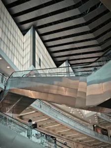 Modern metal staircase and glass ceiling in contemporary Porto building (Kaasaegne metalltrepp ja klaaskatus Porto modernses hoones)