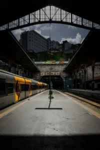 Symmetrical view of Porto train station with single person on platform (Sümmeetriline vaade Porto rongijaamale, üksik inimene platvormil)
