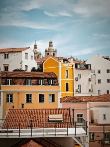 Colorful hillside buildings with red roofs in Lisbon, Portugal (Lissaboni värvikad mäeküljel asuvad hooned punaste katustega)