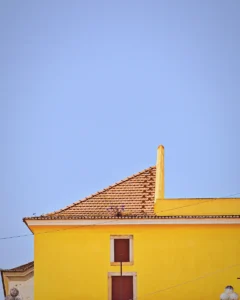Yellow house with red roof against clear blue sky in Lisbon (Kollane maja punase katusega sinise taeva all Lissabonis)