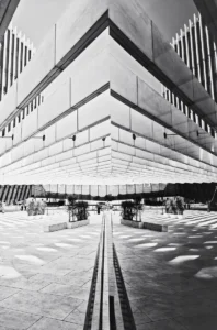 Symmetrical black and white shot of modern concrete building in Lisbon (Sümmeetriline mustvalge foto moodsast betoonhoonest Lissabonis)