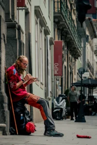 Street musician playing flute on a narrow street in Porto’s historic center (Tänavamuusik mängib flööti Porto vanalinna kitsal tänaval)