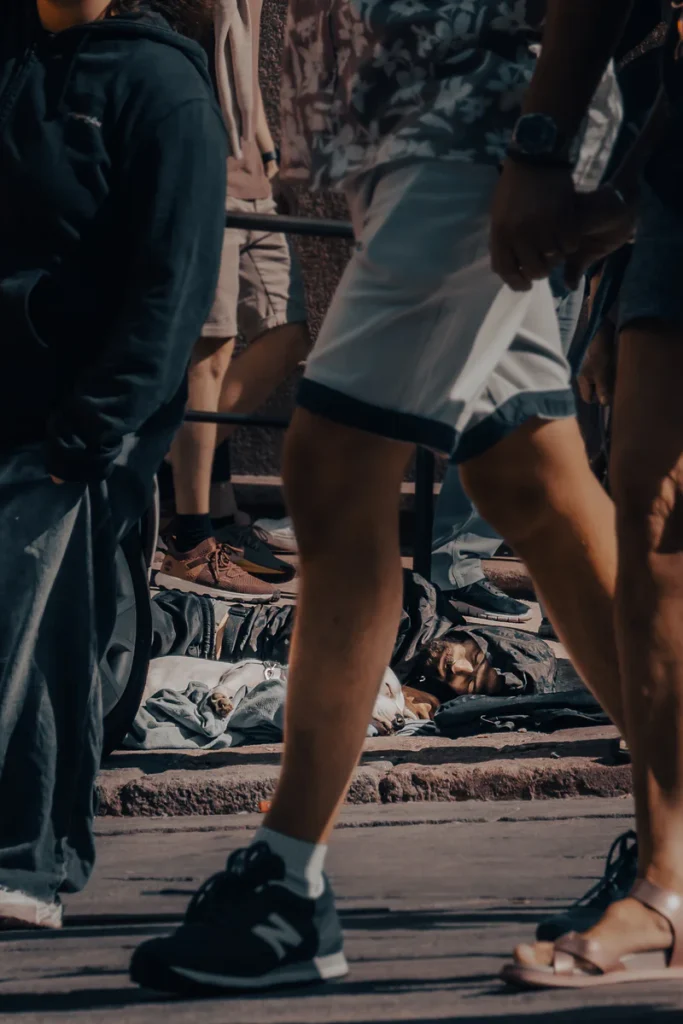 Legs of people on stone staircase in Porto, central foot in motion (Inimeste jalad kivitrepil Portos, liikumises keskne jalg)