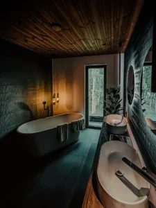 Warm-toned bathroom interior with bathtub and indirect lighting (Sooja tooniga vannituba vanni ja kaudse valgustusega)