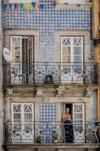 Traditional Porto facade with blue azulejo tiles and open balcony (Porto klassikaline fassaad sinise azulejo plaadistusega ja avatud rõdu)