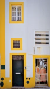 Yellow and white residential facade with small window in Evora (Kollase ja valge fassaadiga eluhoone kitsas aken Evora)
