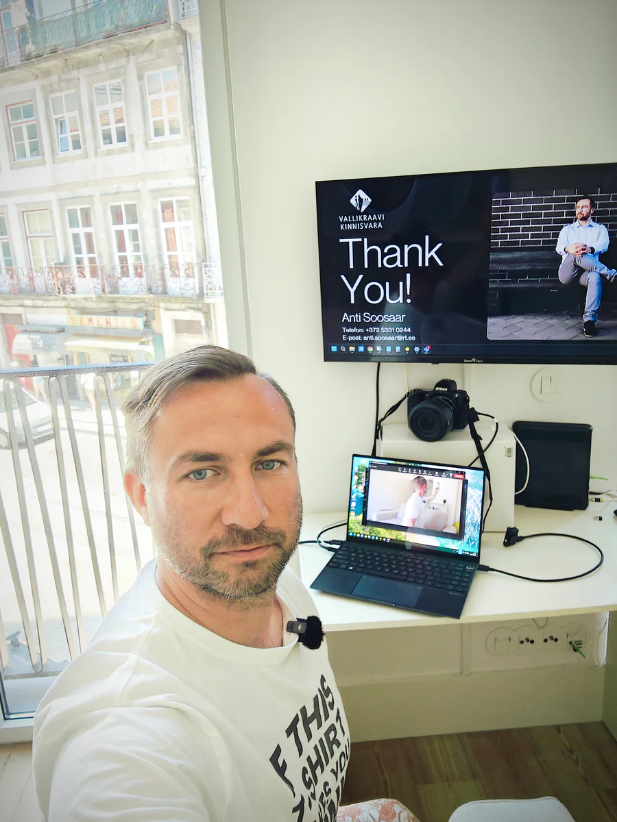 Selfie of Anti Soosaar during remote AI session, laptop and screen behind (Anti Soosaare selfie kaugkoolituse ajal, taustal ekraan ja läpakas)