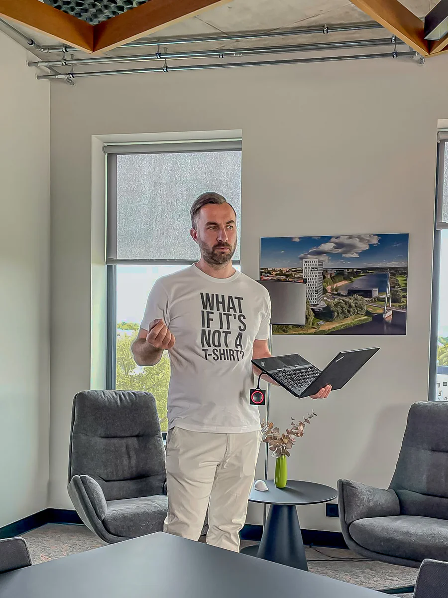 Anti Soosaar delivering informal AI session in T-shirt, home office setup (Anti esineb AI sessioonil koduses keskkonnas, seljas tekstiga t-särk)