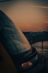 Sunset view over Douro River framed by bridge arch in Porto (Päikeseloojang Douro jõe kohal, raamistatud sillakaarega Portos)