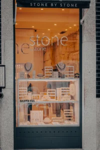 Jewelry store window display with necklaces and rings in Porto (Ehetepoe vitriin kaelakeede ja sõrmustega Portos)