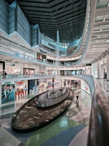 Multi-level shopping mall interior in Porto with modern design and central art installation (Mitmekorruseline kaubanduskeskus Portos, moodsa disaini ja keskse kunstiteosega)