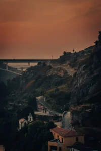 Hillside with bridge in Porto during warm sunset light (Mäekülg sillaga Portos sooja päikeseloojangu valguses)