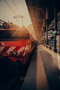 Red train at Porto station platform with warm sun rays streaming in (Punane rong Porto jaama platvormil, päikesekiired paistmas)