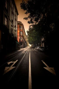 Empty street with tram tracks in Porto, illuminated by setting sun (Tühi tänav trammiteedega Portos, valgustatud loojuva päikese poolt)