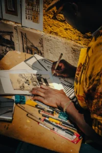 Close-up of Gaspar Silva hand sketching architectural drawing with markers and pens (Käsi joonistab linnavaadet markerite ja pliiatsitega)