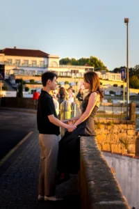Young couple holding hands on Porto street during golden hour (Noorpaar hoiab kätest kinni Porto tänaval õhtuvalguses)