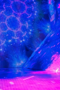 Electric blue light installation with cosmic patterns in immersive space (Sügavsinine valgusinstallatsioon kosmiliste mustritega)