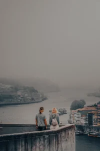Two people overlooking foggy Douro River from hilltop viewpoint in Porto (Kaks inimest vaatavad uduse Douro jõe suunas vaateplatvormilt Portos)