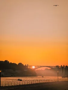 Silhouette of bridge at sunset over Douro River in Porto (Silla siluett päikeseloojangul üle Douro jõe Portos)