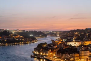 Evening light over rooftops and bridges of Porto with golden tones (Õhtupäike valgustab Porto katuseid ja sildu kuldse tooniga)