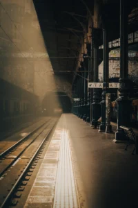 Train platform in Porto illuminated by low sun through dust and shadow (Porto jaamaplatvorm, valgustatud madala päikesevalguse ja tolmuse atmosfääriga)