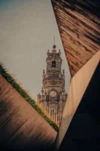 Tilted perspective of Clérigos Tower between buildings in Porto (Arhitektuuriline mäng, dünaamiline nurk)