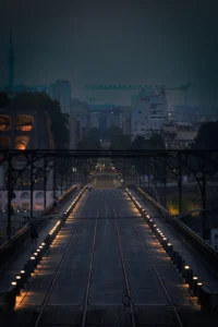 Night view of a bridge leading into a foggy city skyline (Tühjus ja ootus, tugeva kompositsiooniga vaikelu)