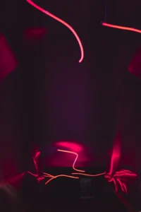Abstract long-exposure light trails in a dark room with red tones (Eksperimentaalne, sobib visuaalkunstide ja valgusmängu austajale)