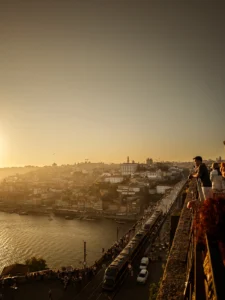 Sunset over rooftops and Douro River in Porto, Portugal (Soesooja valgusega kuldne hetk, äratuntav asukoht)