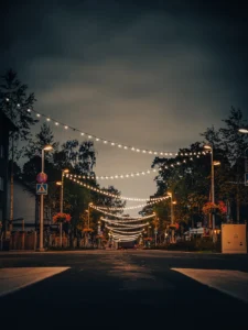 Empty evening street illuminated with decorative string lights (Õhuline rahu, peomeeleolu ja nostalgiatsoon)