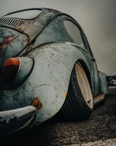 Rusty Volkswagen Beetle wheel arch close-up at Augustfest 2025 car show (Patina ja vanatehnika ilu rõhutatud)