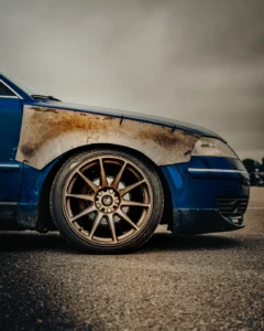Modified blue car with rusty details and custom wheels at Augustfest 2025 (Autofestivali dokumentaalhetk)