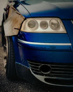 Modified blue car with rusty details and custom wheels at Augustfest 2025 (Autofestivali dokumentaalhetk) Tiirik