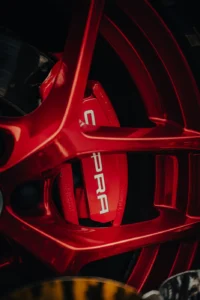 Red PRA rim and brake system close-up at Augustfest 2025 (Minimalistlik autokultuuri detail)