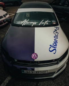 Volkswagen hood with “Always late” and “Sleekster” lettering at Augustfest 2025 car show (Humoorikas detail retro-tuning maailmast)