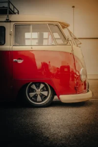 Side view of lowered vintage VW T1 Bus at Augustfest 2025 (Nostalgiline moment, retrobusse jäädvustatuna)