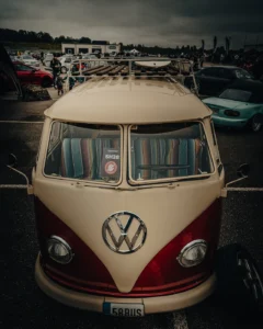 Classic red and beige VW T1 Bus front shot at Augustfest 2025 car meet (Retro-ikoon, esivaade festivalil)