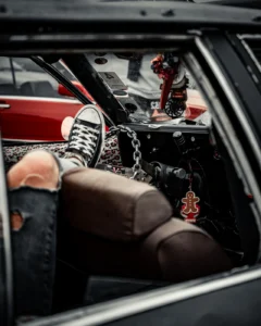 Casual shot of car interior with passenger’s feet at Augustfest 2025 (Hetkeportree auto seest, festivalilõdvestus)