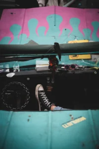 Relaxed feet on dashboard with flame pattern interior at Augustfest 2025 car show (Lõdvestunud hetk auto sees, leegidisainiga salong – Augustfest 2025)