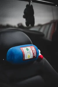 Small decorated blue bottle on car dashboard (Detailiportree, retro ja urban-moment)