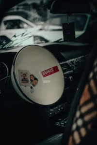 Classic car steering wheel with Speedster badge (Retroauto detail, nostalgiline atmosfäär)