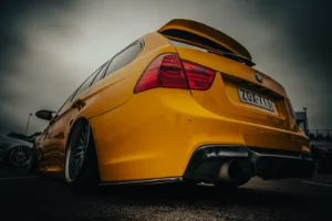 Yellow sports car rear view with spoiler and custom exhaust (Tugev värv ja jõuline disain)