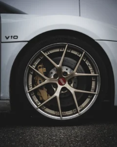 Close-up of white car wheel with V10 badge detail (Autokultuuri detailportree)