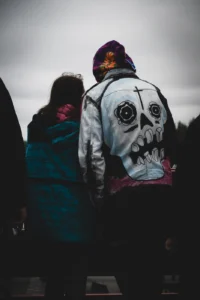 Crowd scene with young man wearing white skull jacket (Stiilipüüd ja visuaalne kontrast)