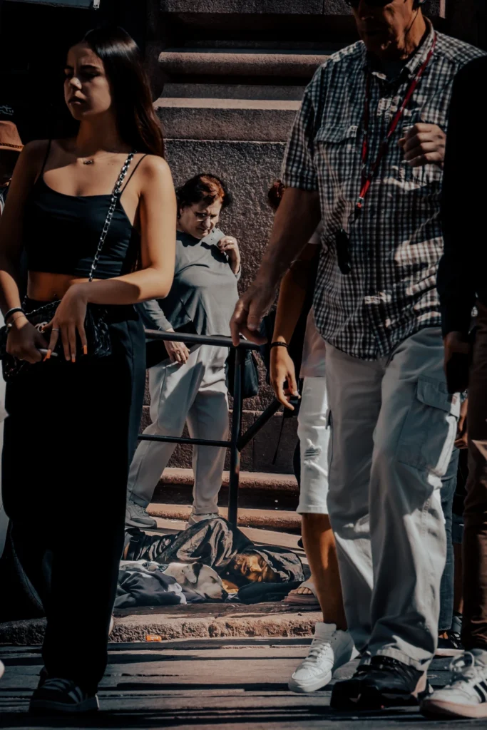 Porto tänavapildistamine São Bento mees koera ja rahvamassi vahel